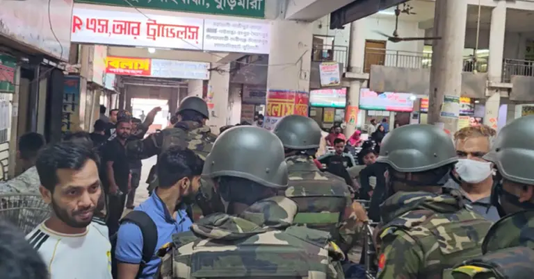বাস টার্মিনালে সেনা সদস্যরা